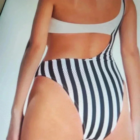 KENDALL + KYLIE ONE PIECE - Picture 2 of 2